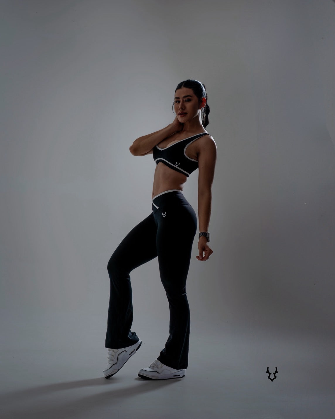 WHTLN bell-bottom pants