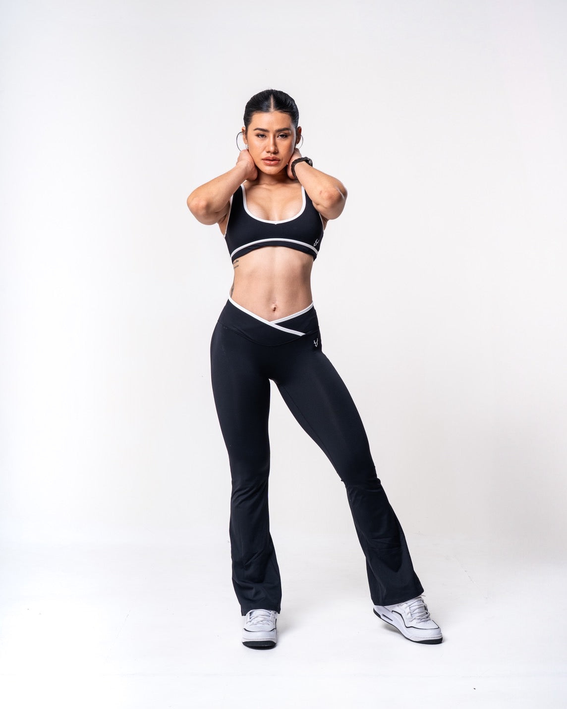 WHTLN bell-bottom pants